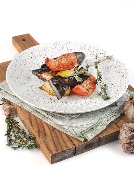 Тарелка с аппетитным блюдом